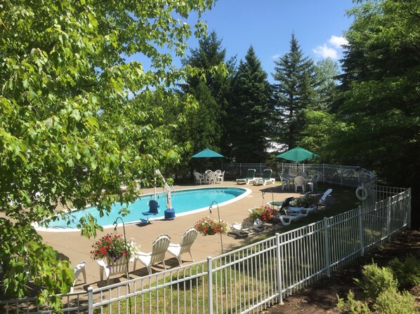 季节性开放的室外游泳池