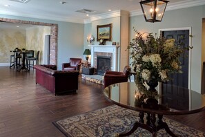 Lobby - The Century House Latham - North Albany, an Ascend Collection Hotel (Latham)