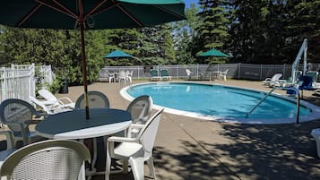 Una piscina al aire libre de temporada