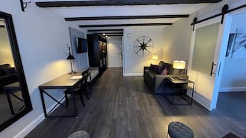 Habitación empresarial, 1 cama King size, para no fumadores | Sala de estar | Televisión de pantalla plana y reproductor de DVD