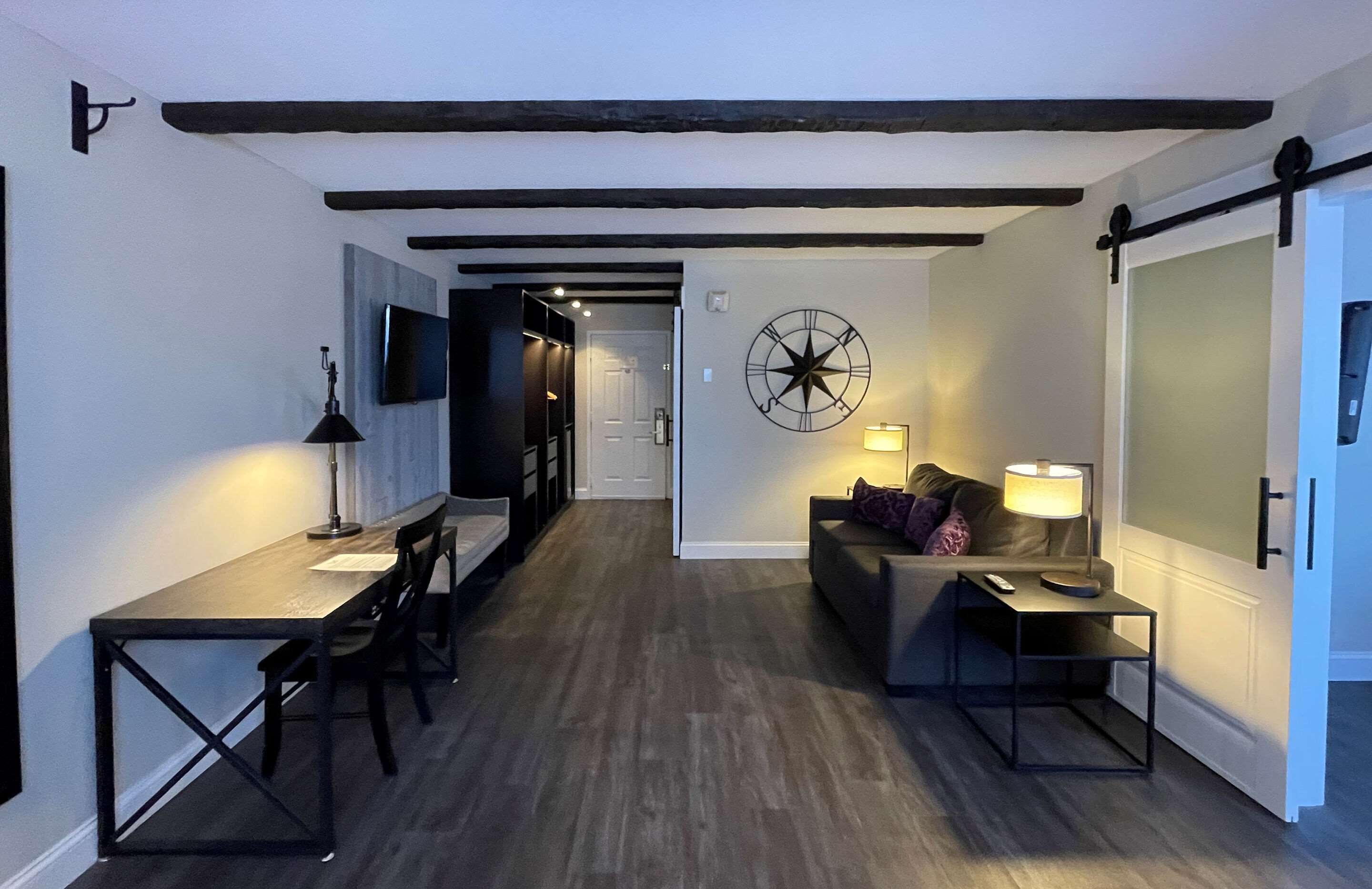 고급 침구, 필로우탑 침대, 각각 다른 스타일의 인테리어, 각각 다르게 가구 비치