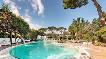 Innenpool, Außenpool (je nach Saison geöffnet), Sonnenschirme