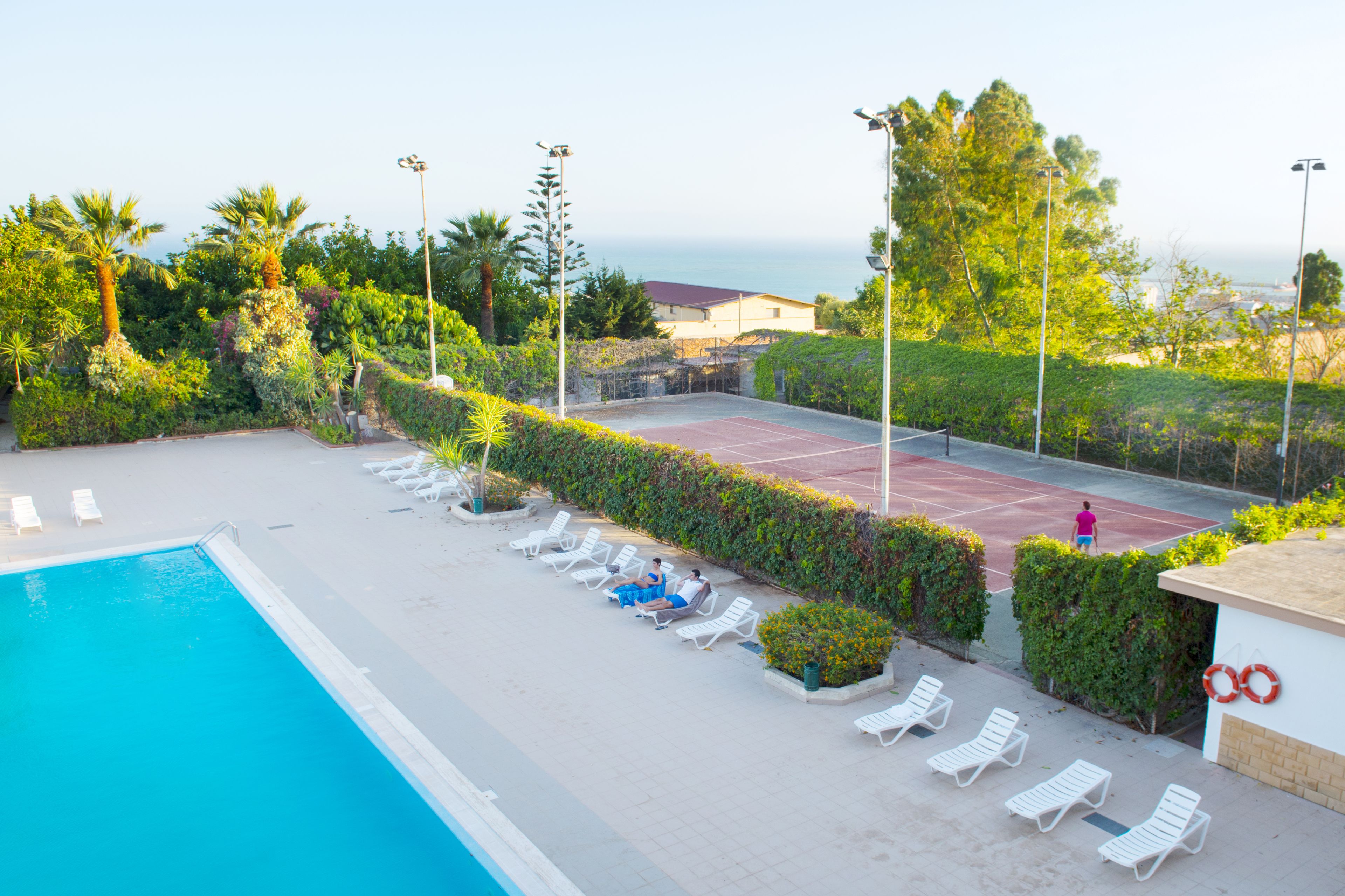 Außenpool (je nach Saison geöffnet), Sonnenschirme, Liegestühle