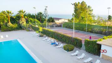 Außenpool (je nach Saison geöffnet), Sonnenschirme, Liegestühle