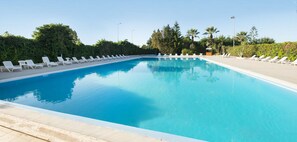 Piscina externa sazonal, guarda-sóis, espreguiçadeiras