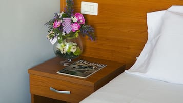 Minibar, coffres-forts dans les chambres, bureau