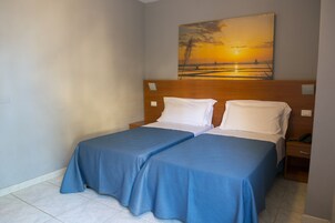 Frigobar, cofres nos quartos, escrivaninha, berços (sobretaxa)