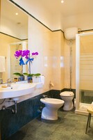 Ducha, artículos de tocador gratuitos, secador de pelo, bidet