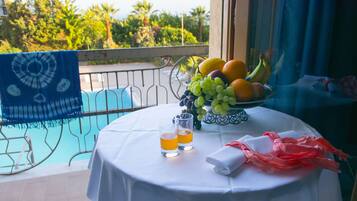 Minibar, Zimmersafe, Schreibtisch, Babybetten