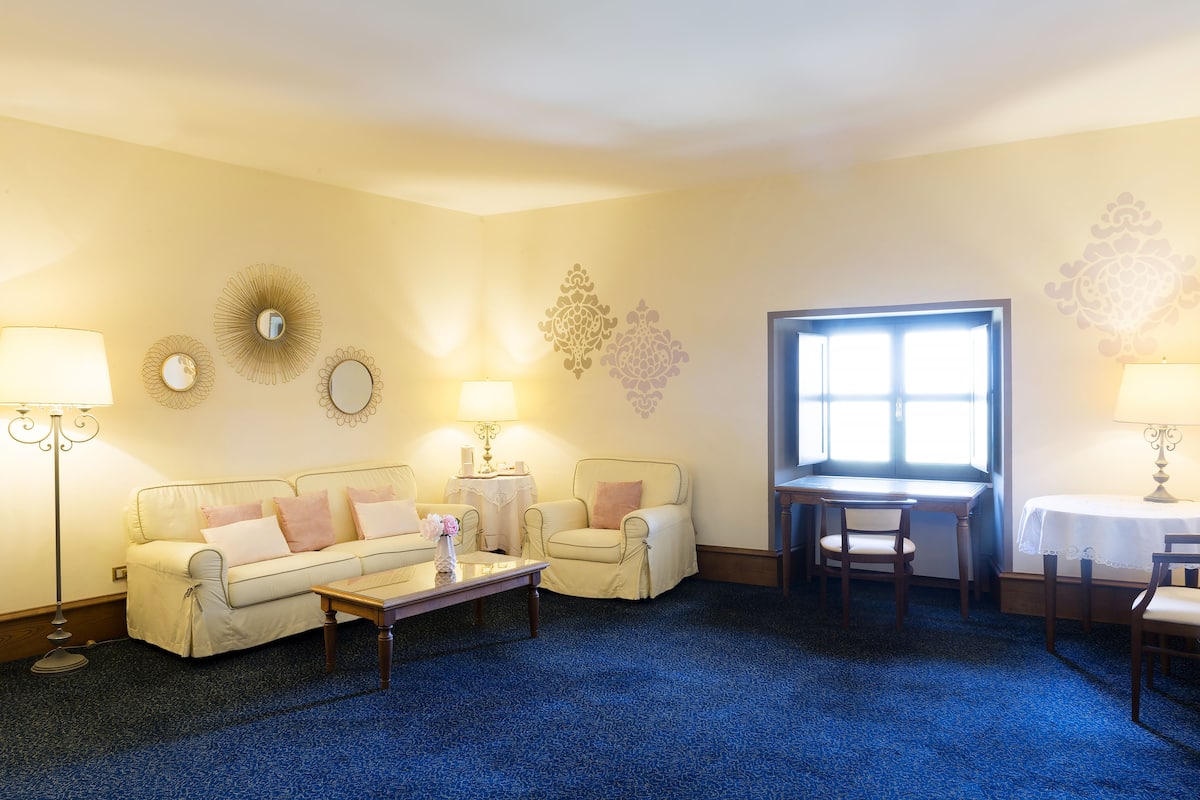 exclusive suite, 1 queen bed | premium bedding, minibar, in-room safe, desk