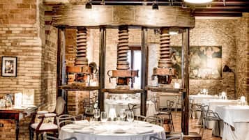 Breakfast, dinner served; local cuisine, alfresco dining