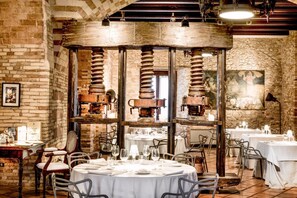 Breakfast, dinner served; local cuisine, al fresco dining - Castello Chiola (Loreto Aprutino)