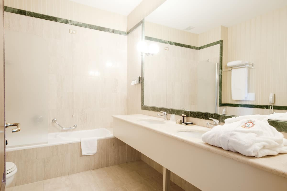 junior suite | bathroom | combined shower/bathtub, free toiletries, towels