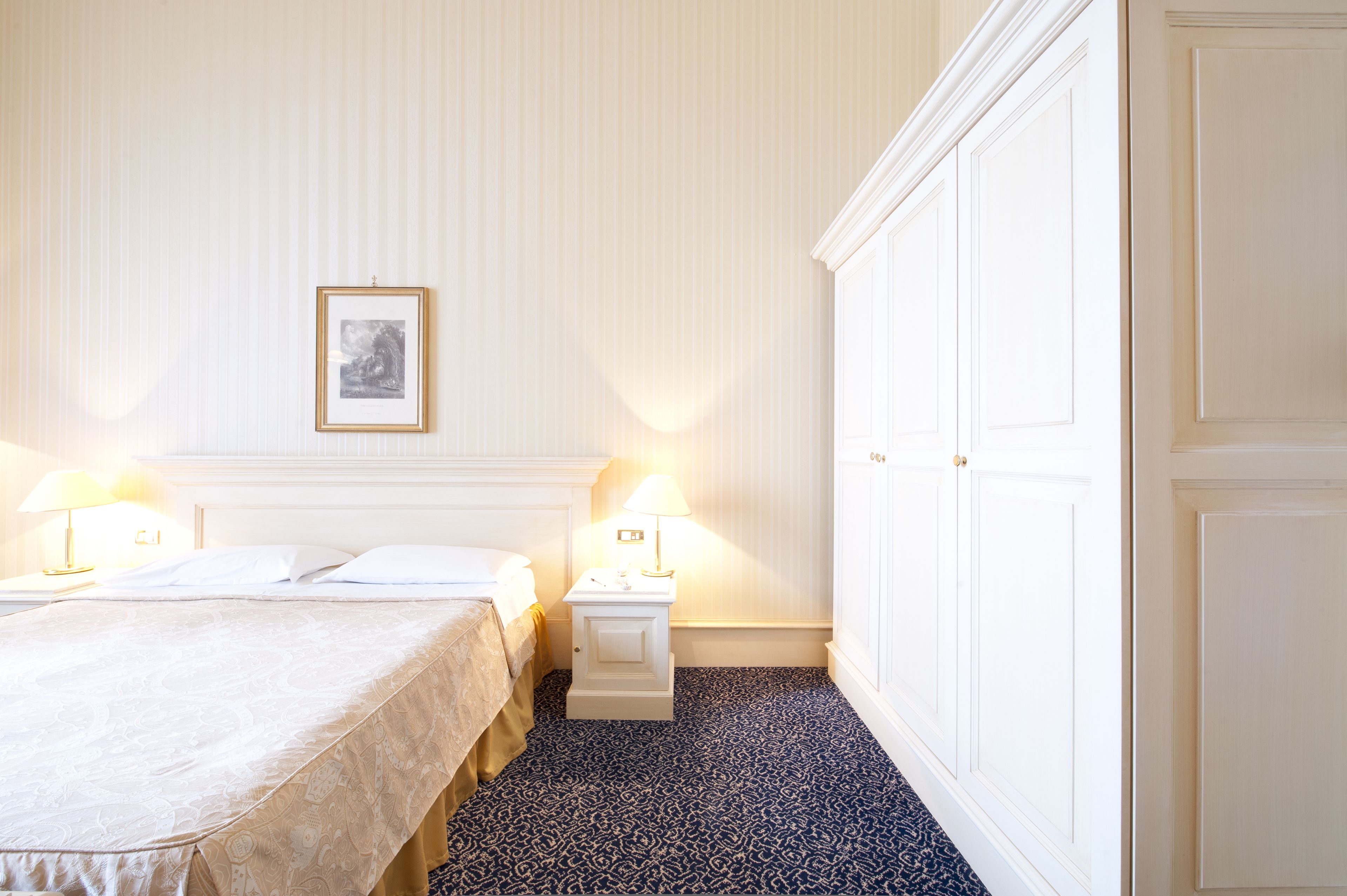 single room | premium bedding, minibar, in-room safe, desk