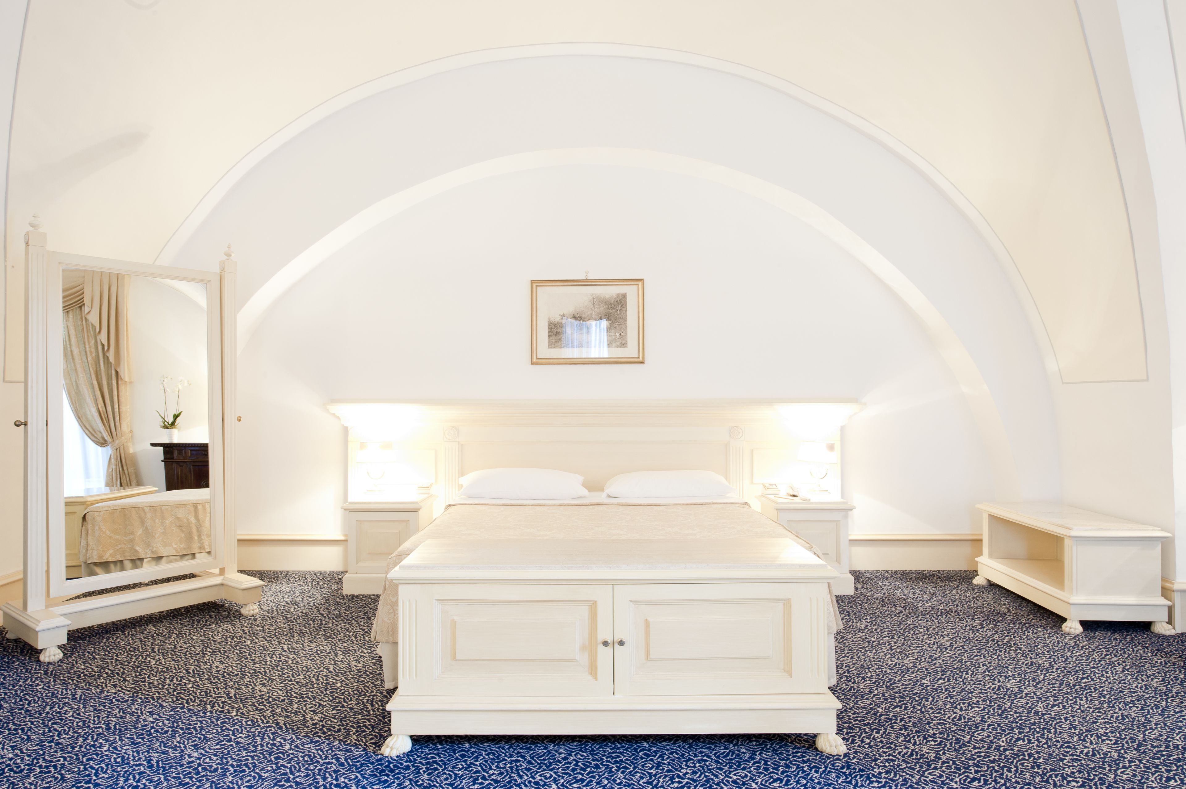 suite | premium bedding, minibar, in-room safe, desk