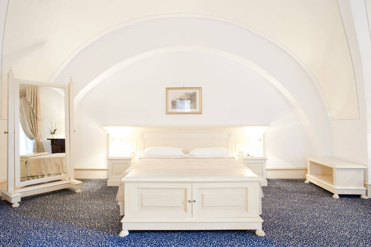 suite | premium bedding, minibar, in-room safe, desk