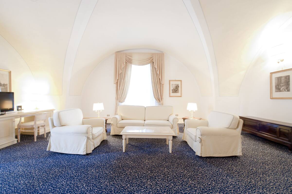 suite | premium bedding, minibar, in-room safe, desk