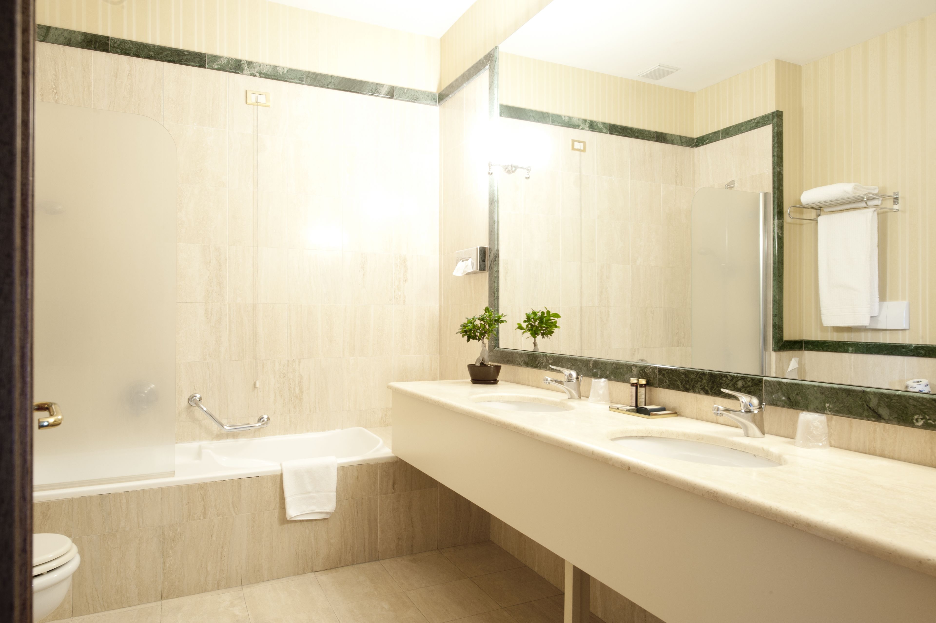 standard double room | bathroom | combined shower/bathtub, free toiletries, towels