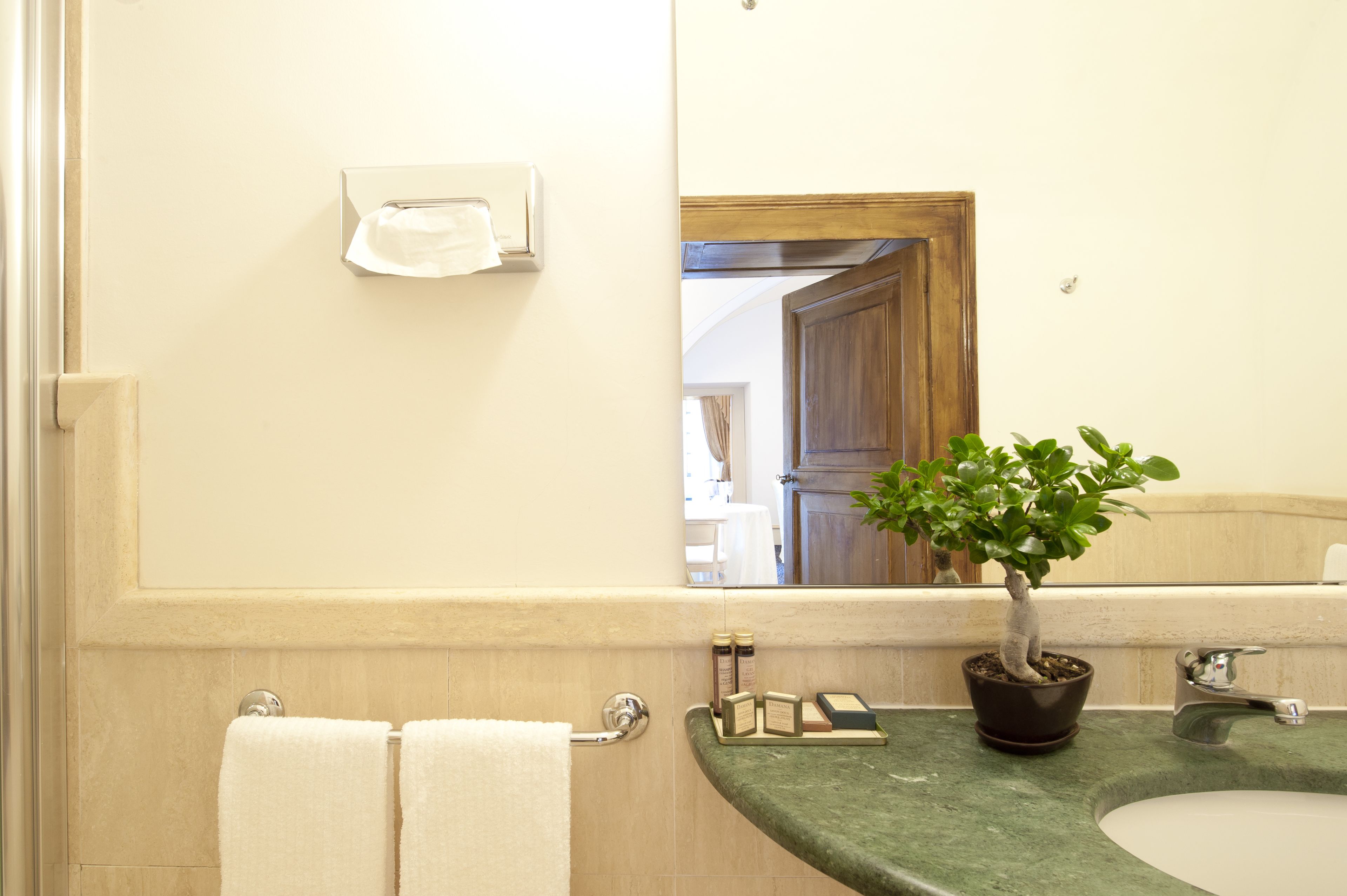 suite | bathroom | combined shower/bathtub, free toiletries, towels