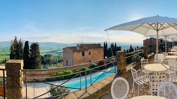 Piscina stagionale all'aperto, lettini