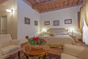 Suite, Valley View | Living area | Flat-screen TV - Hotel Relais II Chiostro di Pienza (Pienza)