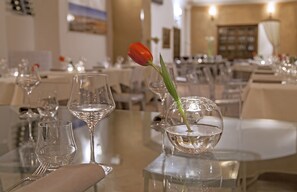Déjeuner et dîner servis sur place