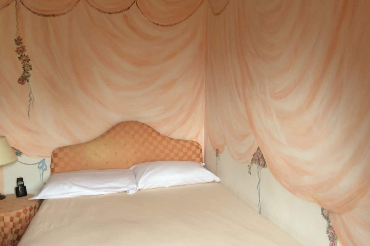 Economy Room | Minibar, in-room safe, free WiFi, bed sheets