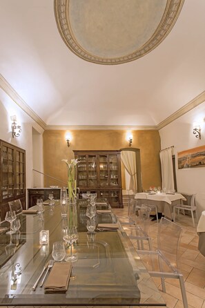 Lunch and dinner served, al fresco dining 