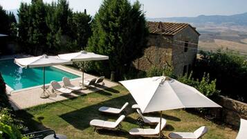 Una piscina al aire libre de temporada (de 09:00 a 19:00), tumbonas