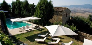 Piscine extérieure (ouverte en saison), chaises longues