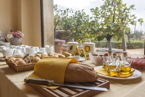 Free daily continental breakfast