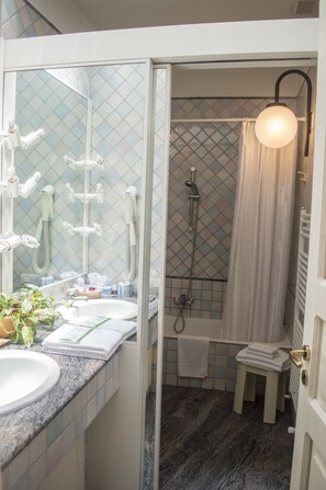 Kostenlose Toilettenartikel, Haartrockner, Bidet, Handtücher