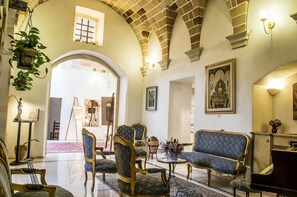 Coin salon dans le hall
