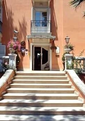 Entrada al alojamiento