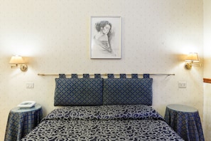 Superior Double Room | Pillowtop beds, minibar, in-room safe, desk - Hotel Paris (Rome)