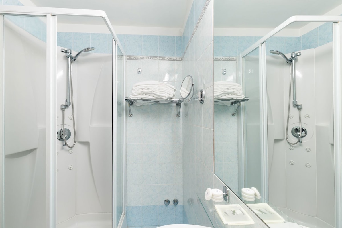 Bathroom | Free toiletries, hair dryer, bidet, towels