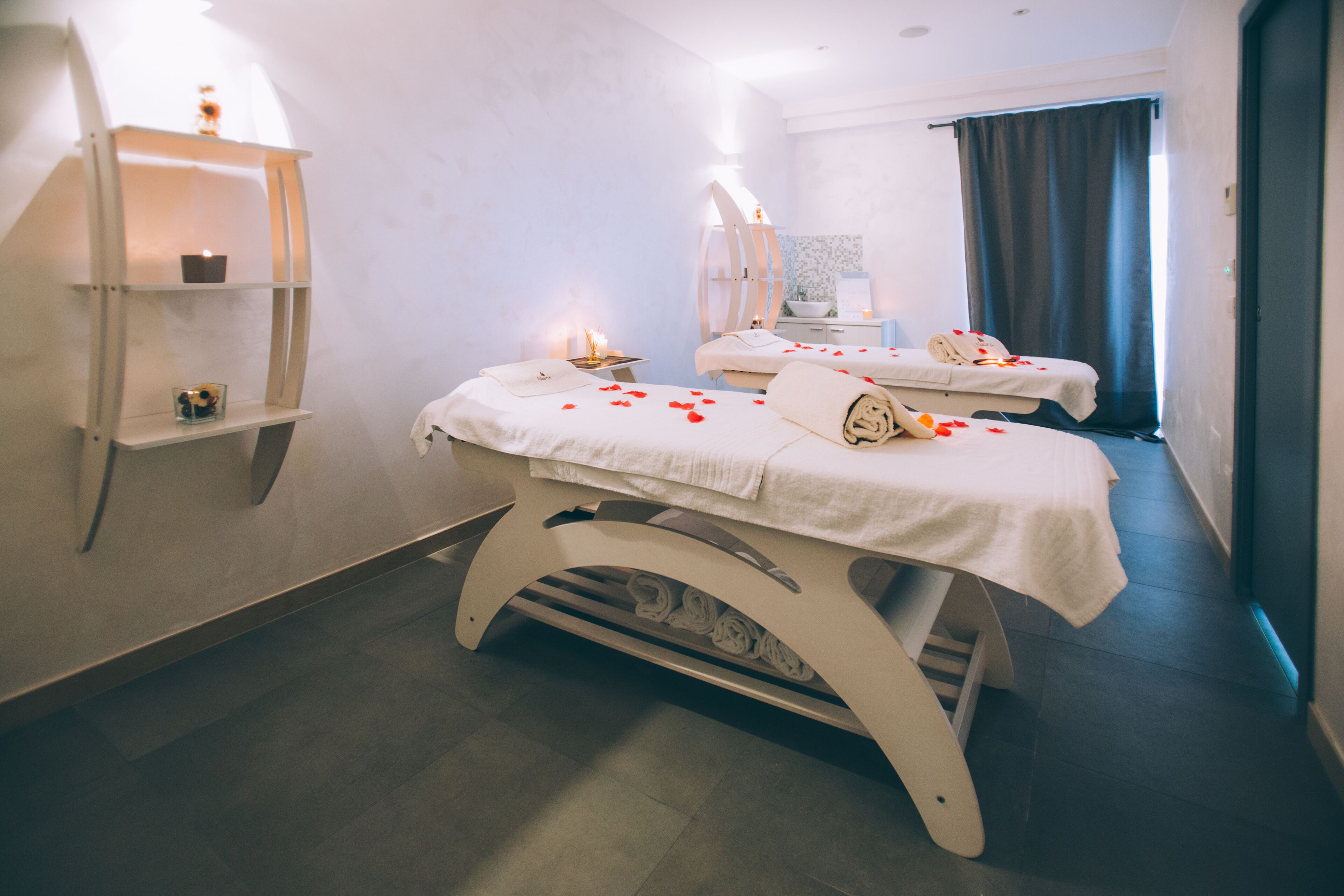 Sauna, hot tub, steam room, Turkish bath, body treatments, body wraps