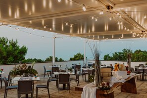 4 restaurants, breakfast, lunch, dinner served; Italian cuisine 