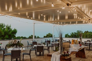 4 restaurants, breakfast, lunch, dinner served; Italian cuisine