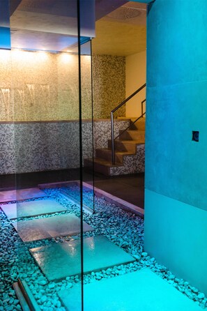 Un sauna, una bañera de hidromasaje, baño turco, baño turco/hammam