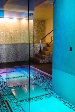 Sauna, hot tub, steam room, Turkish bath/hammam, body treatments