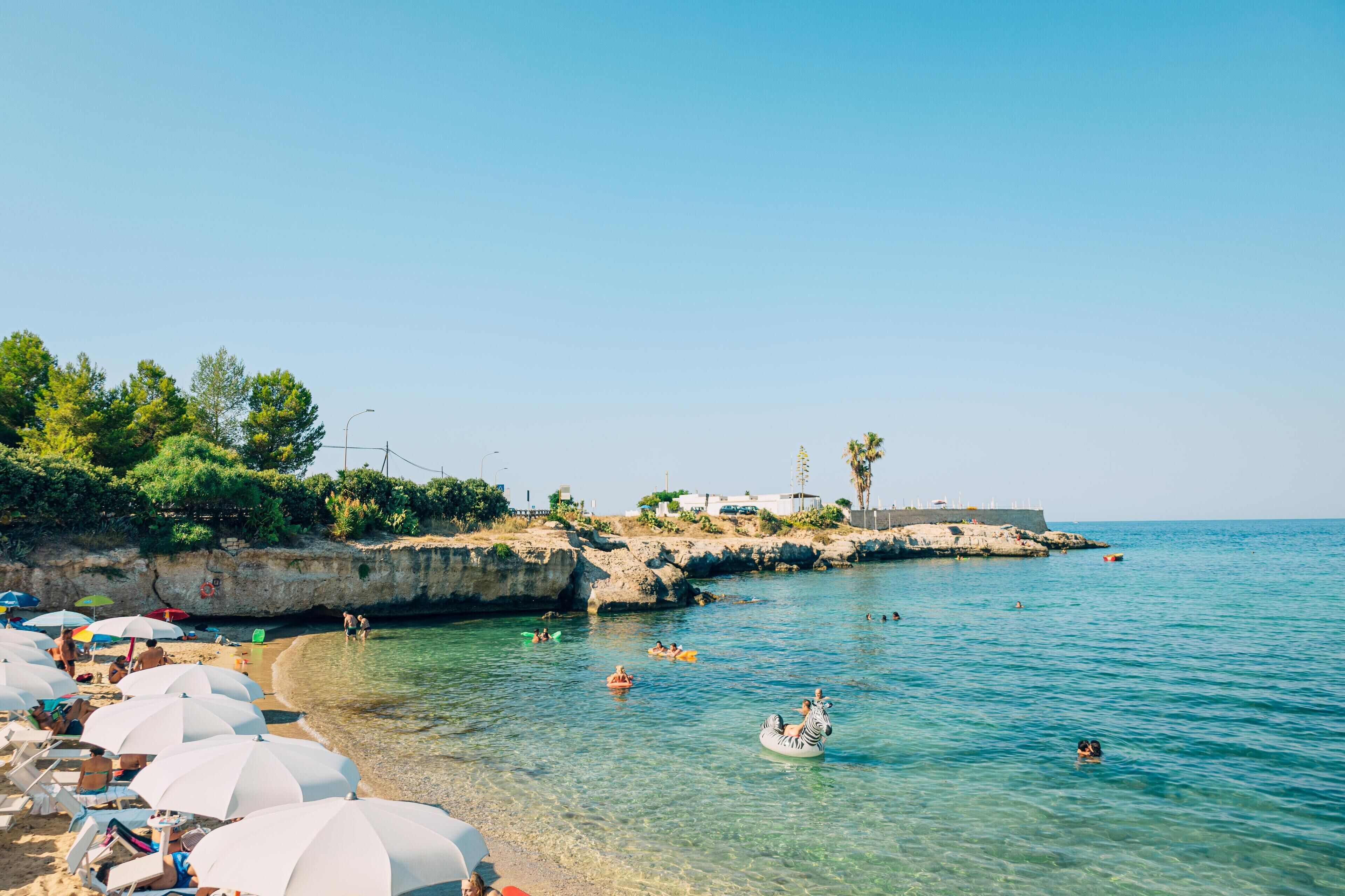 Plage privée, chaises longues, parasols, ski nautique