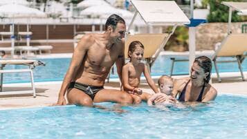 Alberca al aire libre por temporada y sombrillas en la alberca