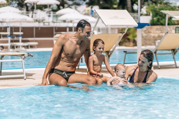 Seasonal outdoor pool, pool umbrellas, sun loungers