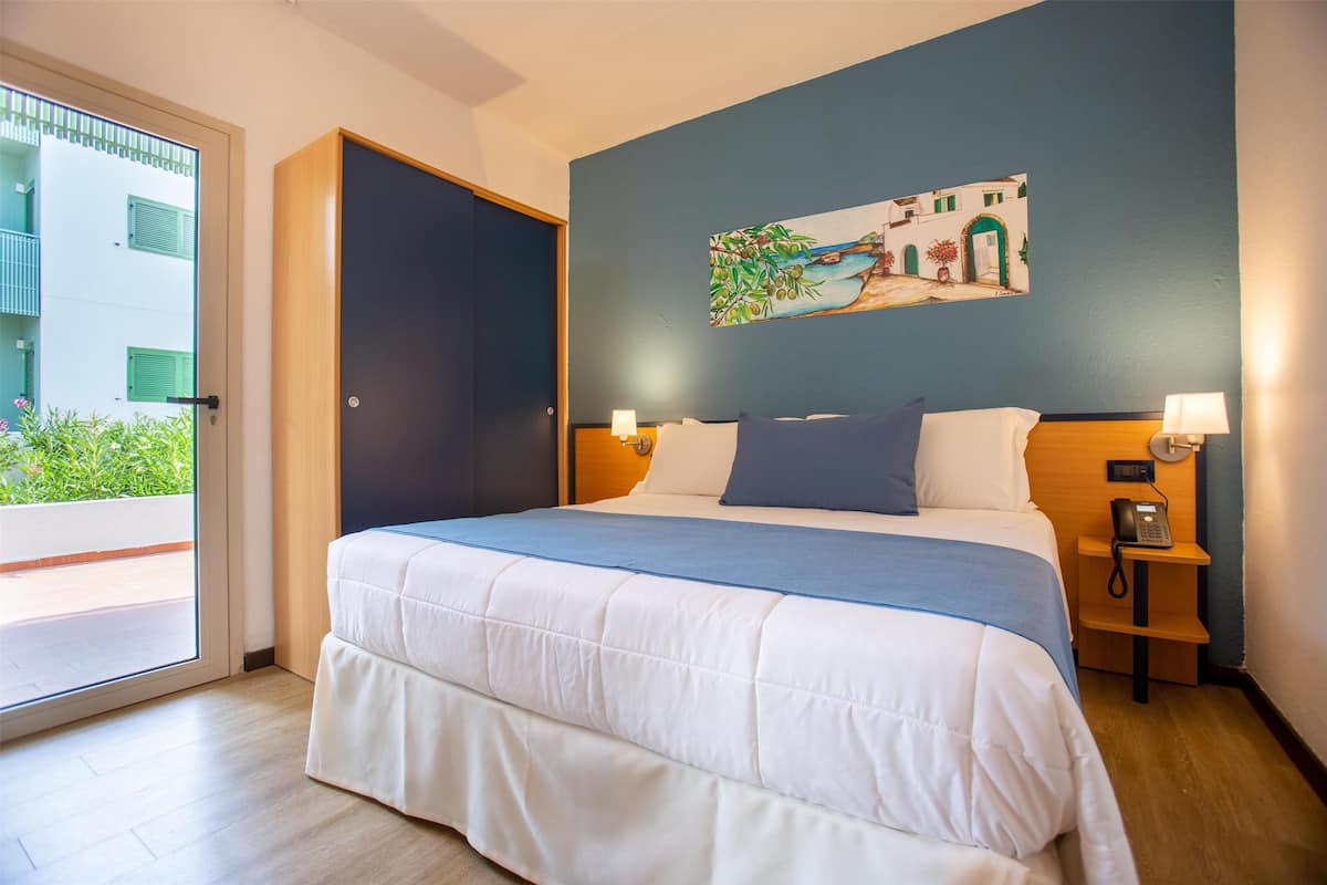 2 bedrooms, minibar, in-room safe, desk