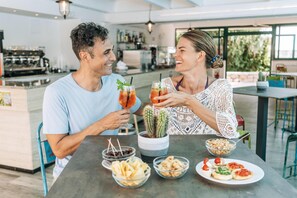 3 间酒吧/酒廊、池畔酒吧、海滨酒吧