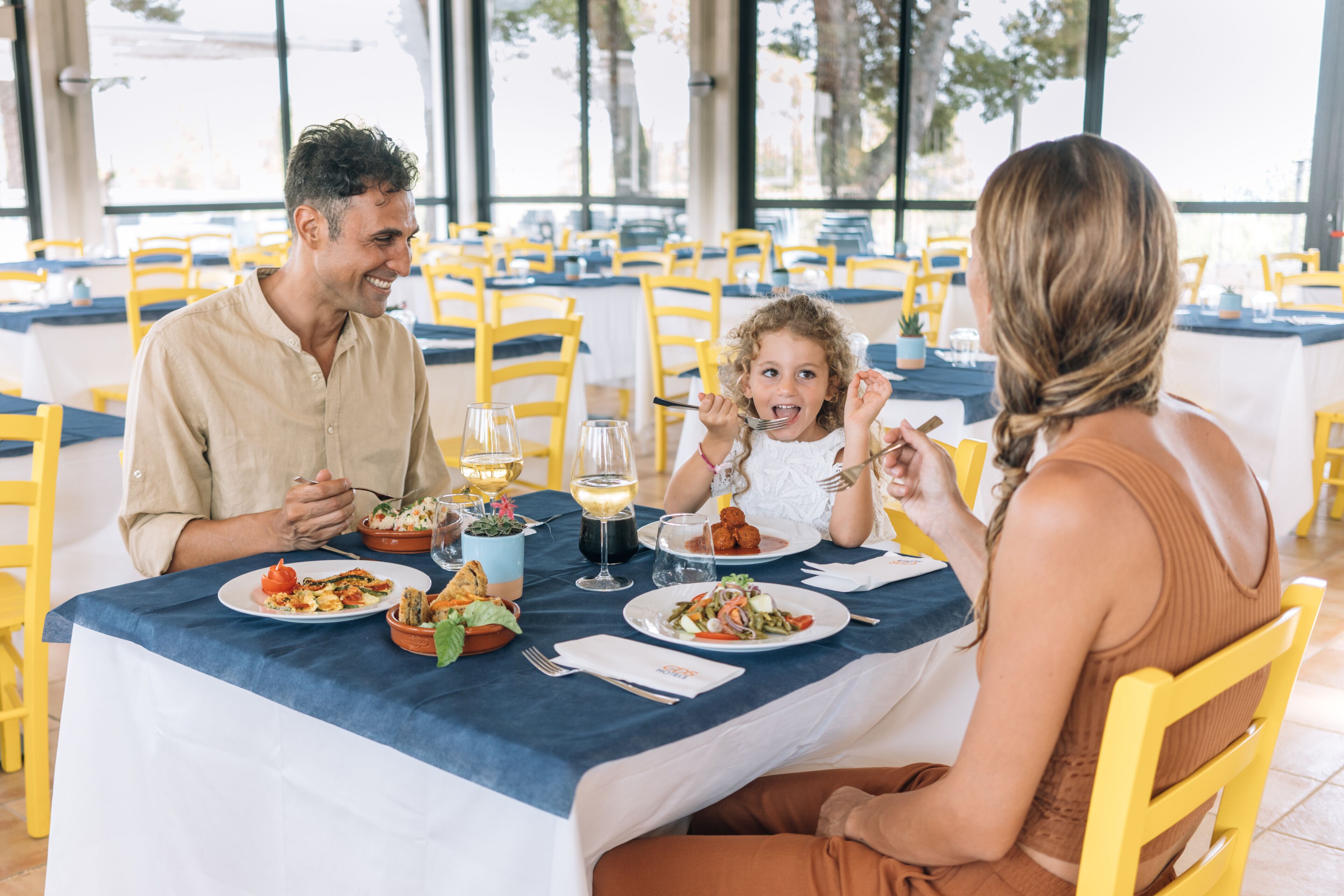4 ristoranti, aperti a colazione, a pranzo e a cena, cucina italiana