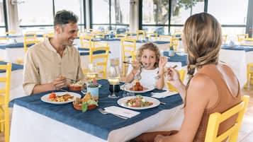 4 ristoranti, aperti a colazione, a pranzo e a cena, cucina italiana