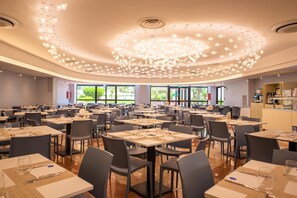 4 restaurants, breakfast, lunch, dinner served; Italian cuisine 