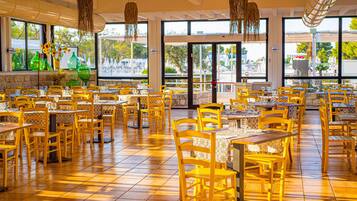 4 restaurants, breakfast, lunch, dinner served; Italian cuisine